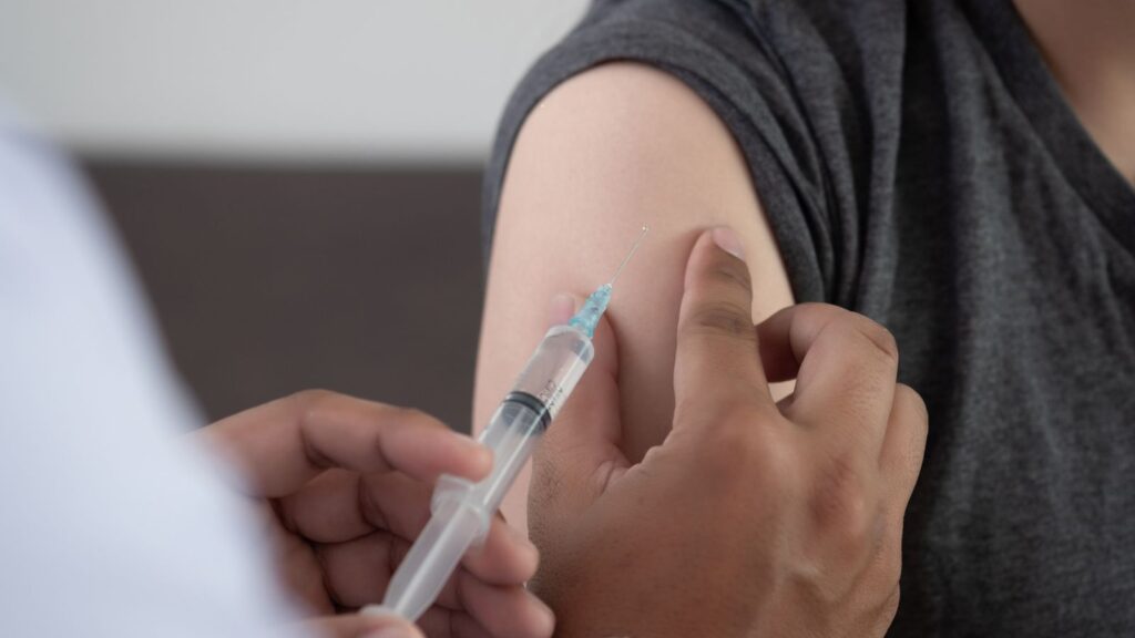 Helsearbeider gir vaksine mot herpes zoster.