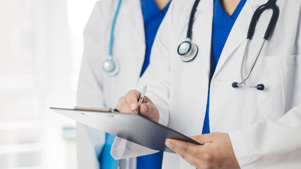 Helsepersonell diskuterer herpes zoster forebygging.