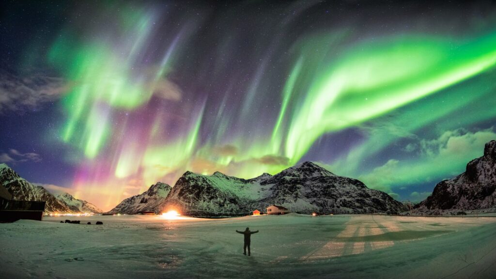 Nordlys over snødekte fjell i Tromsø eller Alta.