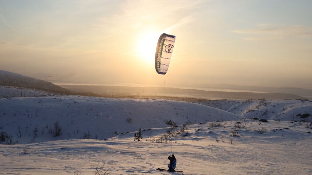 Vinterlandskap med snøkiting og fjelltoppturer i Norge.